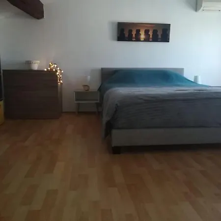 La Immeuble Proche Place Francois 1er